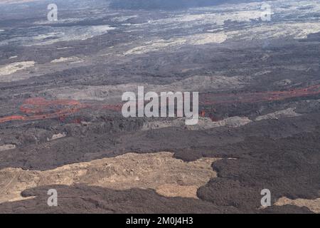 Mauna Loa, Hawaii, USA. 5.. Dezember 2022. Fissure 3 Lavakanal, wo er geflochten ist, hoch an der nordöstlichen Flanke von Mauna Loa. In diesem Abschnitt des Kanals beobachteten Geologen des Hawaiian Volcano Observatory mehrere Bereiche, in denen Lava aus dem Kanal überströmte, in einem Fall aufgrund einer Kanalblockierung am Abhang. Geologen bemerkten auch, dass große Lava-Boote (bis zu 5 m oder 16 Fuß) diesen Abschnitt des Lavakanals hinuntertransportiert wurden. Kredit: USGS/ZUMA Press Wire Service/ZUMAPRESS.com/Alamy Live News Stockfoto