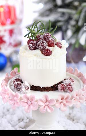 Mousse Cakes mit Kokosnusscreme und griechischer Joghurt über Schokoladenkuchen sind das perfekte Dessert. Gib Schlagsahne und Beeren hinzu. Verwöhnen Sie Freunde und Angehörige Stockfoto