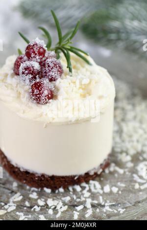 Mousse Cakes mit Kokosnusscreme und griechischer Joghurt über Schokoladenkuchen sind das perfekte Dessert. Gib Schlagsahne und Beeren hinzu. Verwöhnen Sie Freunde und Angehörige Stockfoto