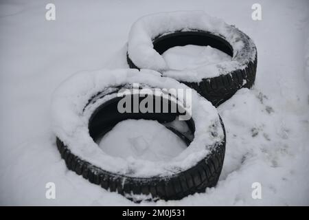 In die Natur geworfener alter Reifen, Müll, umweltschädigender Reifen, in die Natur geworfen, Müll, Umweltprobleme Stockfoto