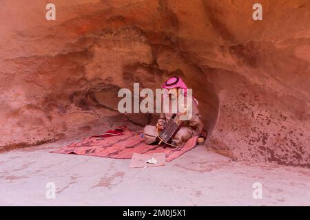 Petra, Jordanien - 3. November 2022: Beduinenmann spielt traditionelles Rababa-Streichmusikalinstrument in der antiken Stadt Stockfoto