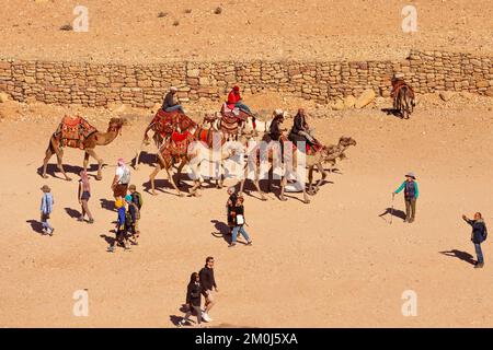 Petra, Jordanien - 3. November 2022: Beduinen-Kamelreiter und Touristen aus der Vogelperspektive in der antiken Stadt Petra Stockfoto