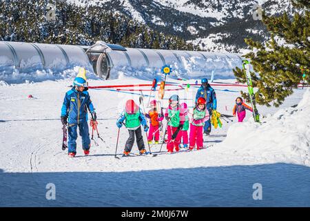 El Tarter, Andorra, 2020. Januar, Skilehrer, die einer Gruppe kleiner Kinder das Skifahren beibringen. Winterurlaub in den Pyrenäen Stockfoto