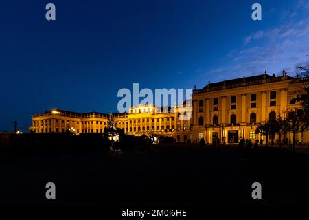 Stadtbild des Schlosses Schönbrunn in Wien zur blauen Stunde. Traditionelles Panorama des Weihnachtsmarkts auf der Burg Sissi in Wien. Stockfoto