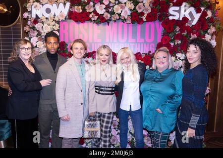 (Von links nach rechts) Pauline McLynn, Oliver Wellington, Lewis Reeves, Sheridan Smith, Susan Nickson, Leah MacRae und Adelle Leonce kommen zur Premiere von Rosie Molloy und geben alles auf, auf den Everyman Borough Yards in London. Foto: Dienstag, 6. Dezember 2022. Stockfoto