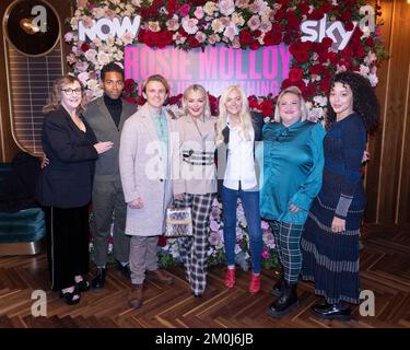 (Von links nach rechts) Pauline McLynn, Oliver Wellington, Lewis Reeves, Sheridan Smith, Susan Nickson, Leah MacRae und Adelle Leonce kommen zur Premiere von Rosie Molloy und geben alles auf, auf den Everyman Borough Yards in London. Foto: Dienstag, 6. Dezember 2022. Stockfoto