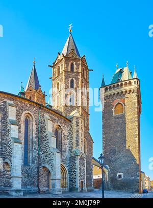 Historische Glockentürme der gotischen Kirche St. Bartholomew in der Brandlova Straße, Kolin, Tschechische Republik Stockfoto