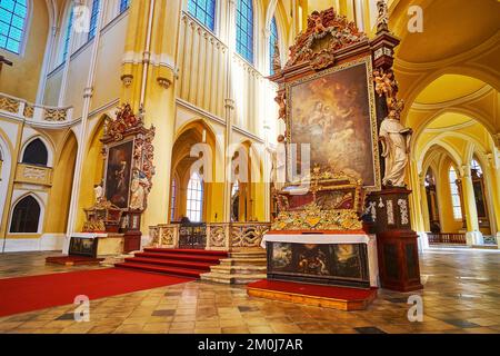 KUTNA HORA, TSCHECHISCHE REPUBLIK - 9. MÄRZ 2022: Die gemalten Ikonen und kunstvoll verzierten Reliquarien in der Kathedrale von Sedlec (Kirche der Himmelfahrt unserer Lieben Frau und Johannes) Stockfoto