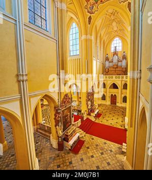 KUTNA HORA, TSCHECHISCHE REPUBLIK - 9. MÄRZ 2022: Die Kathedrale von Sedlec (Kirche der Himmelfahrt unserer Frau und Johannes des Täufers) mit Gemälden, Orgel und Stockfoto