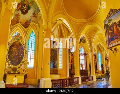 KUTNA HORA, TSCHECHISCHE REPUBLIK - 9. MÄRZ 2022: Die atemberaubenden Gemälde und Skulpturen im Ambulatorium der Kathedrale von Sedlec (Kirche der Himmelfahrt unserer Lieben Frau) Stockfoto