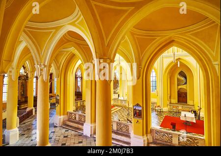 KUTNA HORA, TSCHECHISCHE REPUBLIK - 9. MÄRZ 2022: Ambulanz der Kathedrale von Sedlec (Kirche der Himmelfahrt unserer Lieben Frau und Johannes des Täufers), am 9. März in K Stockfoto