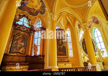 KUTNA HORA, TSCHECHISCHE REPUBLIK - 9. MÄRZ 2022: Die bemalten Altäre in den Chevettes der Kathedrale von Sedlec (Kirche der Himmelfahrt unserer Lieben Frau und Johannes der Täufer Stockfoto