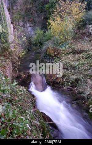 Dezember 2022 - River Yeo in Cheddar, Somerset, England, Großbritannien. Stockfoto