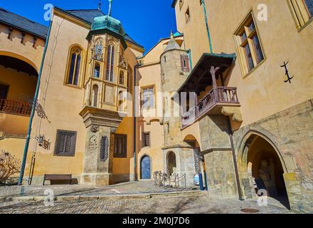 Die gotische Kapelle aus Stein von St. Wenzel und St. Ladislava im Innenhof des italienischen Hofpalastes, Kutna Hora, Tschechische Republik Stockfoto