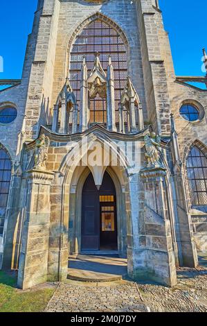 Das aus Stein geschnitzte Eingangstor der Kathedrale von Sedlec mit dekorativen Türmen und Skulpturen der Engel, Kutna Hora, Tschechische Republik Stockfoto