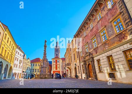 Die Linien der mittelalterlichen Stadthäuser und die Pestsäule aus Stein auf der Sultysova-Straße, Kutna Hora, Tschechische Republik Stockfoto