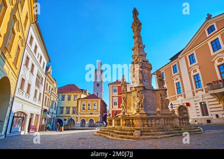 Historische Pestsäule in der Sultysova-Straße mit steinernen Uhrenturm der St.-Jakob-Kirche im Hintergrund, Kutna Hora, Tschechische Republik Stockfoto