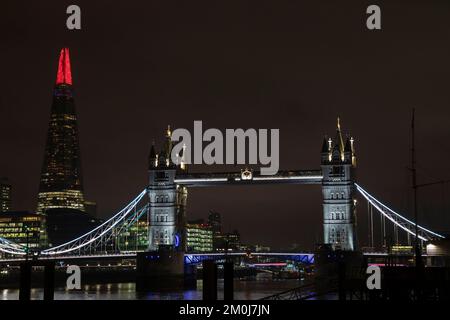 The Shard, London, Großbritannien. 6.. Dezember 2022. Das Shard Lights 2022-Display wurde eingeschaltet (1 Stunde zu spät) und beleuchtete die oberen 20 Stockwerke des höchsten Gebäudes Westeuropas, um die Hauptstadt zu Weihnachten zu feiern. Die Ausstellung ist aus einer Entfernung von mehr als 40 km zu sehen und wird jeden Abend von 5,30pm UHR bis Silvester fortgesetzt. Kredit: Stuart Robertson/Alamy Live News. Stockfoto