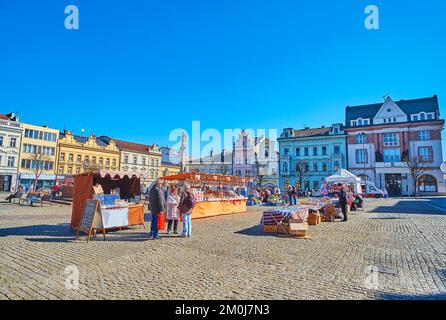 KOLIN, TSCHECHISCHE REPUBLIK - 9. MÄRZ 2022: Die kleinen Marktstände am Karlovo-Platz in der Altstadt am 9. März in Kolin Stockfoto