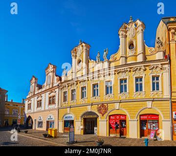 KOLIN, TSCHECHISCHE REPUBLIK - 9. MÄRZ 2022: Das elegante historische Haus am Goldenen Löwen (Dum U Zlateho Lva) auf dem Karlovo-Platz am 9. März in Kolin Stockfoto