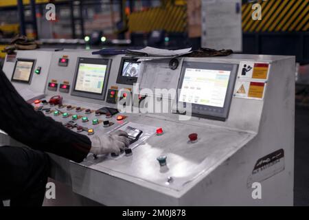 Das Innere ist moderne Ausrüstung in der Fabrik, experimentelle Ausrüstung. Arbeiten Sie mit Metall Stockfoto