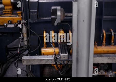 Das Innere ist moderne Ausrüstung in der Fabrik, experimentelle Ausrüstung. Arbeiten Sie mit Metall Stockfoto