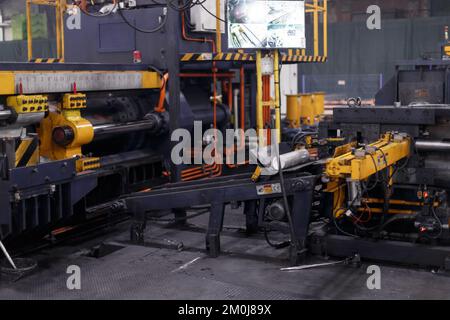 Das Innere ist moderne Ausrüstung in der Fabrik, experimentelle Ausrüstung. Arbeiten Sie mit Metall Stockfoto