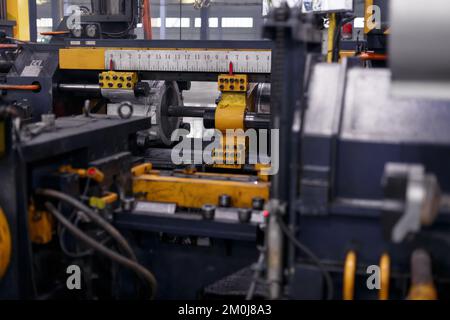 Das Innere ist moderne Ausrüstung in der Fabrik, experimentelle Ausrüstung. Arbeiten Sie mit Metall Stockfoto