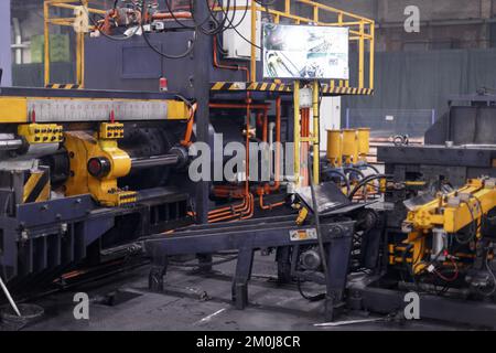 Das Innere ist moderne Ausrüstung in der Fabrik, experimentelle Ausrüstung. Arbeiten Sie mit Metall Stockfoto