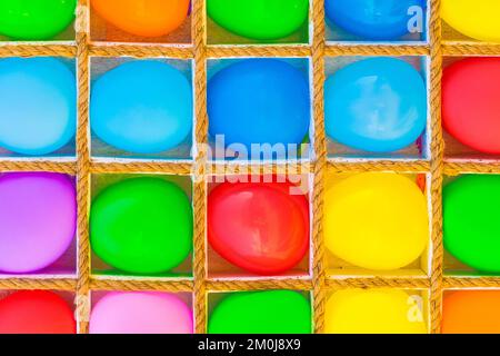 Bunter, farbenfroher, lebendiger Ballonhintergrund für Dart-Spiele. Stockfoto