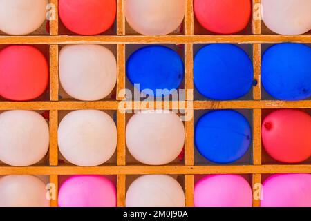 Bunter, farbenfroher, lebendiger Ballonhintergrund für Dart-Spiele. Stockfoto