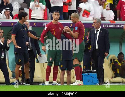 Portugals Pepe gibt dem portugiesischen Cristiano Ronaldo das Armband des Kapitäns, während er das Spielfeld während des sechzehnten FIFA-Weltmeisterspiels im Lusail-Stadion in Lusail, Katar, verlässt. Foto: Dienstag, 6. Dezember 2022. Stockfoto