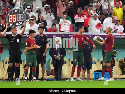 Portugals Pepe gibt dem portugiesischen Cristiano Ronaldo das Armband des Kapitäns, während er das Spielfeld während des sechzehnten FIFA-Weltmeisterspiels im Lusail-Stadion in Lusail, Katar, verlässt. Foto: Dienstag, 6. Dezember 2022. Stockfoto