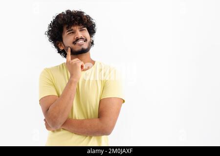 Ein aufmerksamer asiatischer Mann mit weißem Hintergrund denkt über etwas nach, das eine Idee hat Stockfoto
