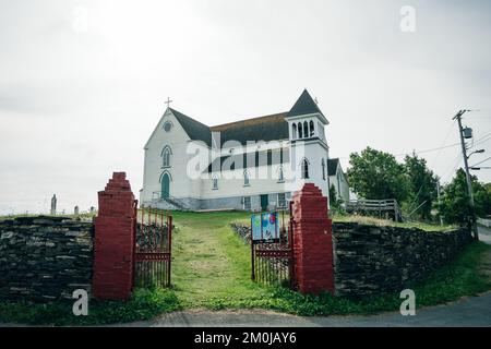 Old St. George's Church, Brigus, Neufundland. Kirche auf einem Hügel, eingerahmt von roten Torpfosten - september 2022. Hochwertiges Foto Stockfoto