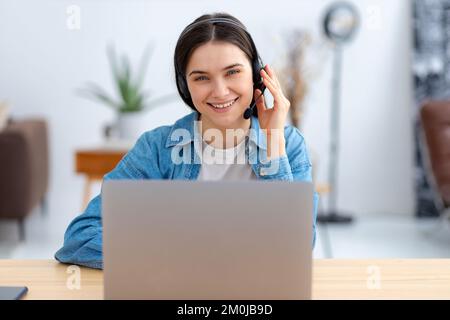 Kundendienst für weibliche Mitarbeiter in Headsets, Online-Beratung. Callcenter-Kundensupport für Frauen Stockfoto