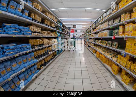 Cuneo, Italien - 30. November 2022: Supermarkt-Gang mit Regalen, in denen Nudelpackungen und andere Arten von Eierpasta zum Verkauf in italienischem Supermarkt angeboten werden Stockfoto