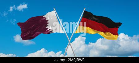 Zwei überkreuzte Flaggen Bundesrepublik Deutschland und Katar winken im Wind am bewölkten Himmel. Beziehungskonzept, Dialog, Reisen zwischen zwei Ländern Stockfoto