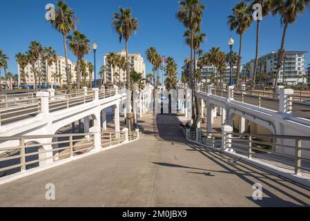 Ein Blick auf die Gehwege, die zum Oceanside Pier führen. Oceanside, Kalifornien, USA. Stockfoto