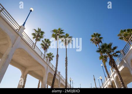 Ein Blick auf die Gehwege, die zum Oceanside Pier führen. Oceanside, Kalifornien, USA. Stockfoto