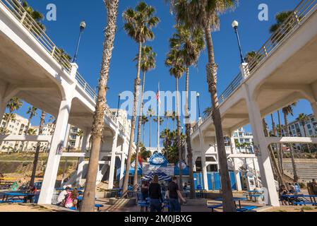 Ein Blick auf die Gehwege, die zum Oceanside Pier führen. Oceanside, Kalifornien, USA. Stockfoto