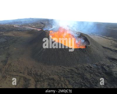 Mauna Loa, Hawaii, USA. 4.. Dezember 2022. Luftaufnahme des Ausbruchs von Spalte 3 in der nordöstlichen Rift Zone von Mauna Loa auf einer Höhe von ca. 11.500 Fuß (3.510 m) über dem Meeresspiegel. Am 4. Dezember 2022 wurde der neue Konus um Fissure 3 bei 92-95 Fuß gemessen. Kredit: USGS/ZUMA Press Wire Service/ZUMAPRESS.com/Alamy Live News Stockfoto