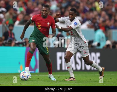 Doha, Katar, 6.. Dezember 2022. Rafael Leao aus Portugal, herausgefordert von Edimilson Fernandes aus der Schweiz während des Spiels der FIFA-Weltmeisterschaft 2022 im Lusail-Stadion in Doha. Der Bildausdruck sollte lauten: David Klein/Sportimage Stockfoto