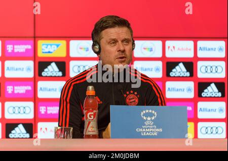 Cheftrainer Alexander Straus (FC Bayern München) während der UEFA Womens Champions League MD-1 Pressekonferenz in der Allianz Arena, München. (Sven Beyrich/SPP) Kredit: SPP Sport Press Photo. Alamy Live News Stockfoto
