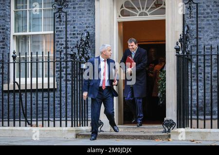 London, Großbritannien. 06.. Dezember 2022. Steve Barclay, MP, Secretary of State for Health and Social Care und Mark Harper, MP, Secretary of State for Transport. Minister der Sunak-Regierung nehmen heute an der wöchentlichen Kabinettssitzung in der Downing Street 10 in Westminster Teil. Kredit: Imageplotter/Alamy Live News Stockfoto