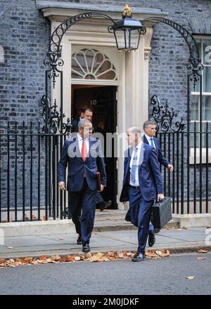 London, Großbritannien. 06.. Dezember 2022. James, Abgeordneter, Außenminister, führt mit einem Kollegen spazieren. Minister der Sunak-Regierung nehmen heute an der wöchentlichen Kabinettssitzung in der Downing Street 10 in Westminster Teil. Kredit: Imageplotter/Alamy Live News Stockfoto