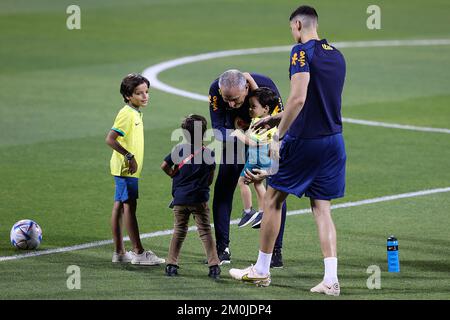Cheftrainer der brasilianischen Tite spielt am 6. Dezember 2022 mit Kindern während des brasilianischen Trainings im Al Arabi SC Stadium in Doha, Katar. Foto: Goran Stanzl/PIXSELL Stockfoto