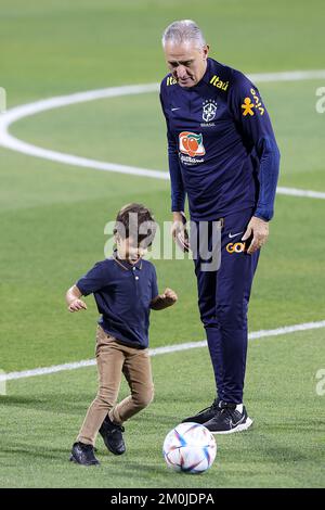Cheftrainer der brasilianischen Tite spielt am 6. Dezember 2022 mit Kindern während des brasilianischen Trainings im Al Arabi SC Stadium in Doha, Katar. Foto: Goran Stanzl/PIXSELL Stockfoto