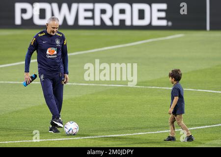 Cheftrainer der brasilianischen Tite spielt am 6. Dezember 2022 mit Kindern während des brasilianischen Trainings im Al Arabi SC Stadium in Doha, Katar. Foto: Goran Stanzl/PIXSELL Stockfoto