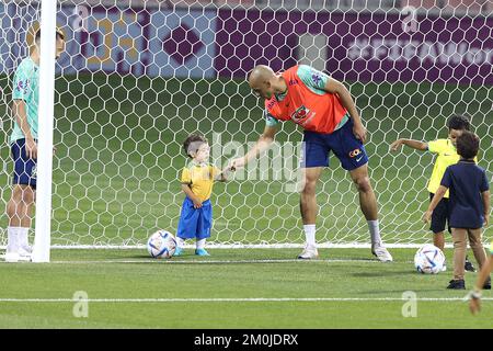 Fabinho aus Brasilien spielt am 6. Dezember 2022 mit Kindern während des brasilianischen Trainings im Al Arabi SC Stadium in Doha, Katar. Foto: Goran Stanzl/PIXSELL Stockfoto